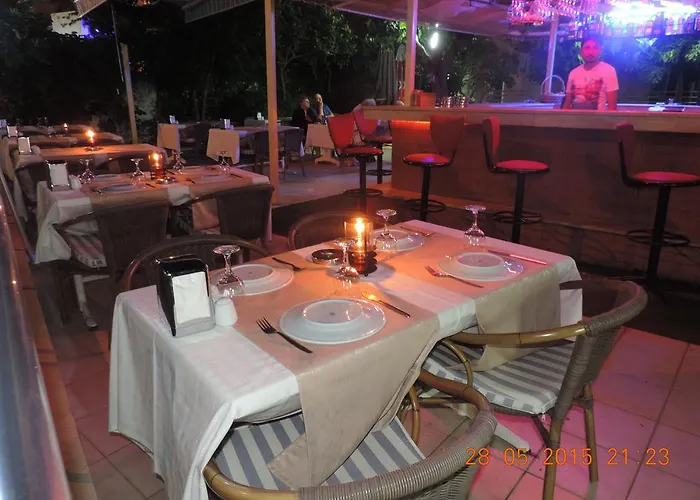 Banana מלון דירות 2*