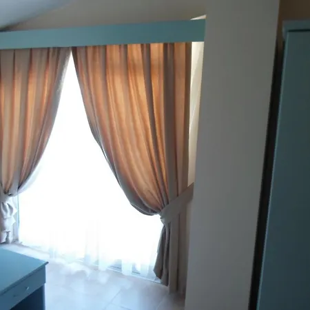 アパートホテル Banana マルマリス